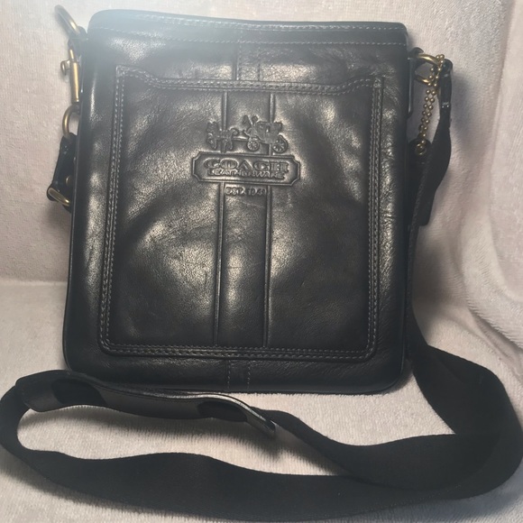Coach Handbags - AUTH Beautiful like new Coach leather crossbody